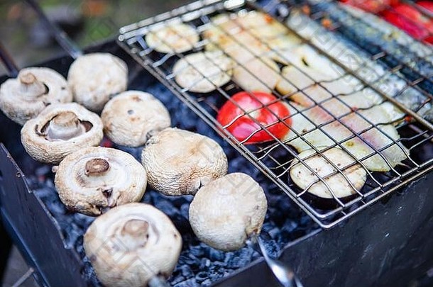 烧烤概念鱼火蘑菇西红柿