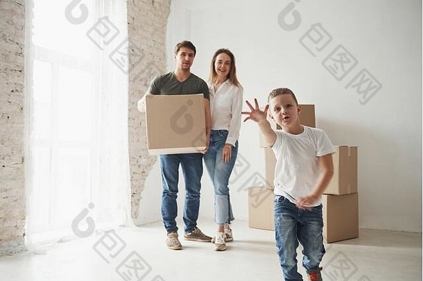 达到相机好玩的情绪孩子家庭删除房子拆包移动盒子