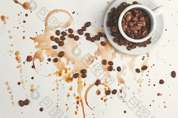 一杯浓缩咖啡中的咖啡豆。在一张白纸上印上几杯咖啡。咖啡飞溅。我最喜欢的<strong>饮料</strong>。