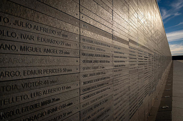 在阿根廷布宜诺斯艾利斯的记忆公园里，一堵纪念国家暴力受害者名字的墙