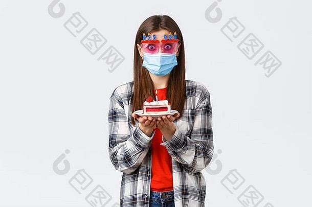 冠状病毒爆发生活方式社会距离假期庆祝活动概念惊讶伏击可爱的女孩眼镜医疗面具
