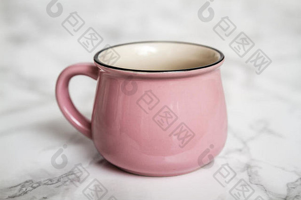 粉红色的陶瓷杯子搪瓷白色大理石背景