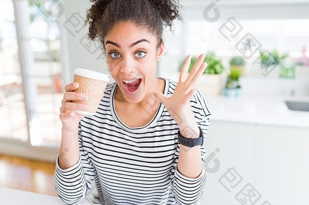 年轻的非洲裔美国女孩在一个外卖纸杯上喝着咖啡，非常高兴和兴奋，赢家的表情庆祝胜利与bi尖叫
