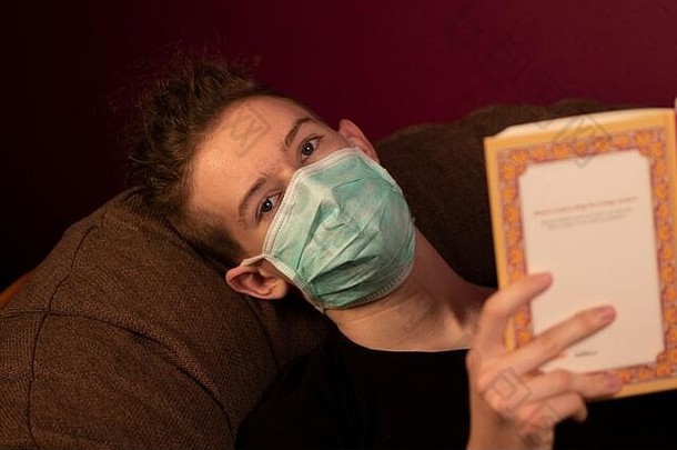 冠状病毒-家居隔离及阅读书籍