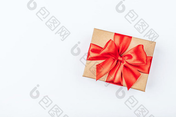 白色背景上有红结的纸板礼品盒。