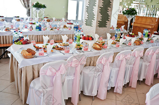 婚礼大厅的粉红结椅子。