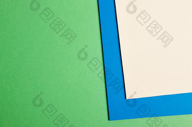 绿色、蓝色和米色的彩色纸板背景。空间。水平的