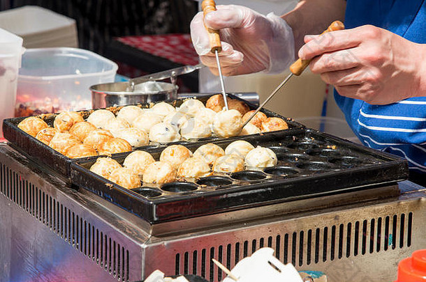 2018年6月，韩国厨师在美食街节上烹饪饭团-美食街市场阅读，英国
