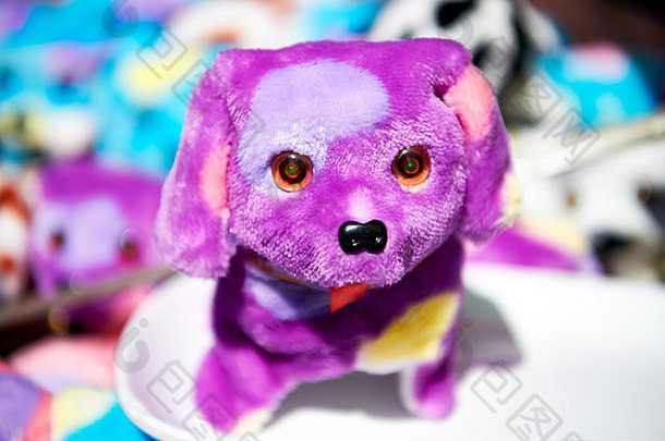特写镜头小超级可爱的紫色的空心塞玩具狗站白色地面玩具焦点背景