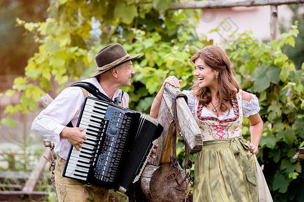 夫妇传统的巴伐利亚衣服手风琴绿色嘎嘎