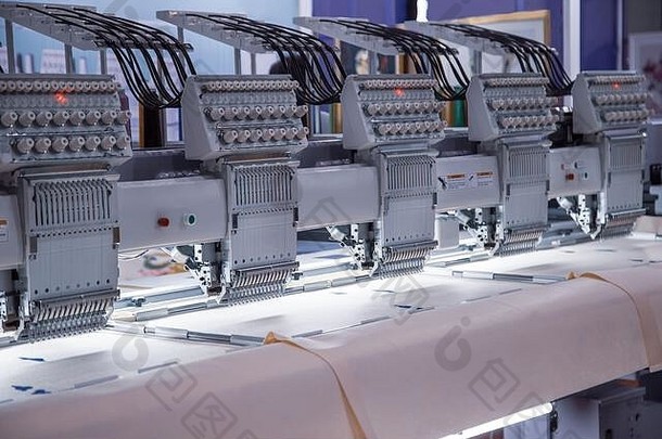 现代计算机可编程刺绣机在服装工业中的应用