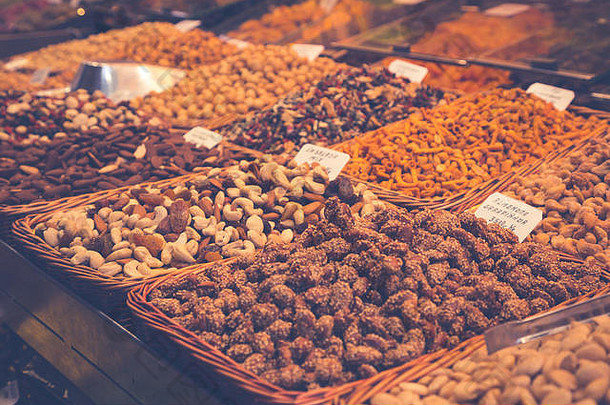 巴塞罗那最著名的市场拉博克利亚的水果和蔬菜摊位。