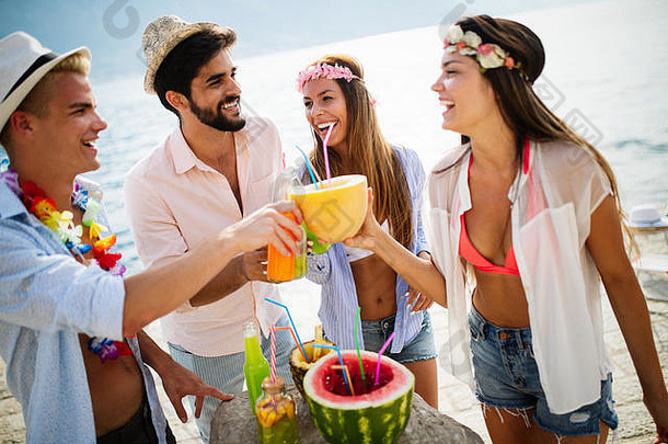 与年轻人一起度假的夏日欢乐和友谊理念