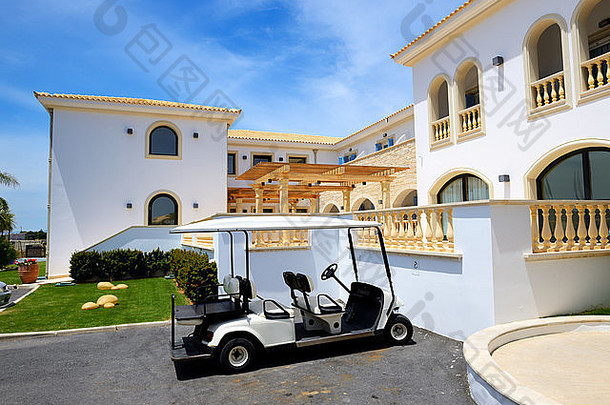 希腊克里特岛豪华酒店的电动旅游车