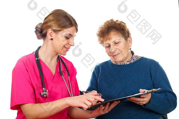一位微笑的医生和她的病人填写保险单的照片