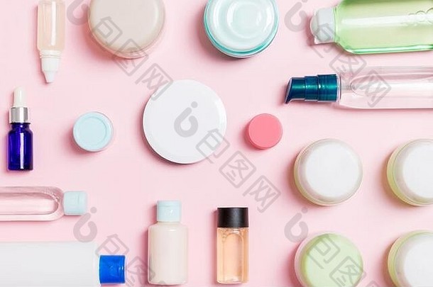 一组塑料贴身瓶平放组合，以<strong>粉色化妆品</strong>为背景，空白处为您设计。一套白色<strong>化妆品</strong>盒