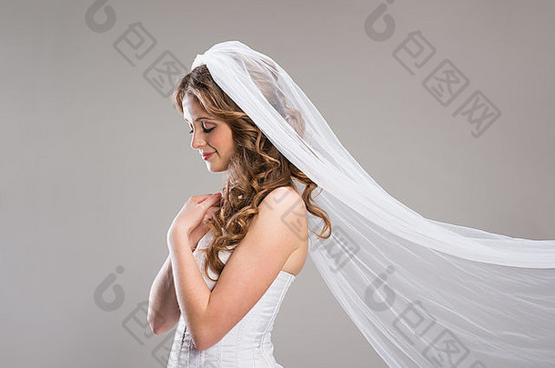 肖像美丽的新娘面纱孤立的灰色的背景