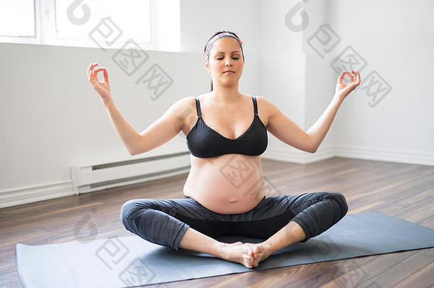 孕妇在家做伸展运动和瑜伽