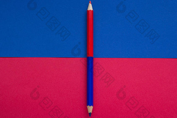 红蓝铅笔背景，教育理念