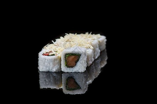 黑色背景反射上的寿司卷。日本菜。闭合。