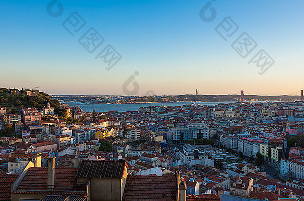 空中视图里斯本屋顶女士基督山的观点miradouro黄昏葡萄牙