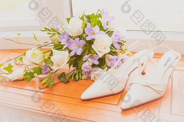 橱窗货架上陈列着鲜花和新娘鞋