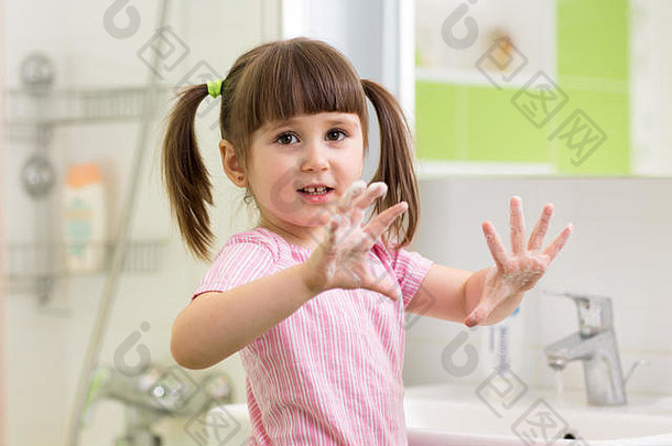 孩子洗手显示肥皂手掌