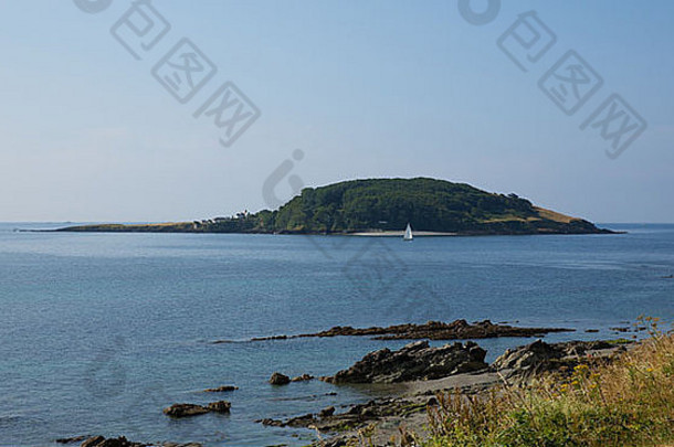 圣乔治岛（St Georges Island），被称为英国康沃尔郡的卢伊岛（Loee Island），位于卢伊镇海岸