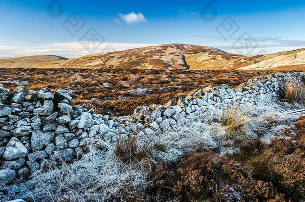 重霜干石头墙标志着英美资源集团苏格兰边境咕咕叫东部地平线