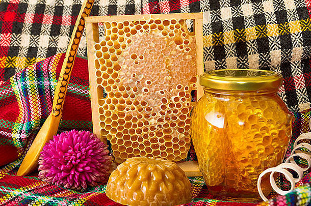 蜂蜜和蜂窝状的罐子。蜂蜜制品