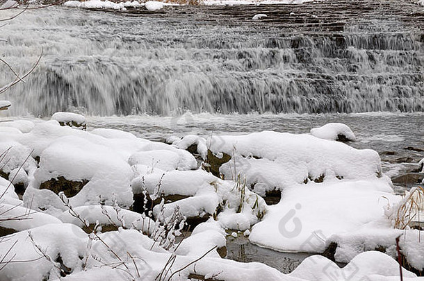 达恩利瀑布在斯宾塞溪上，冬天下着新鲜的雪