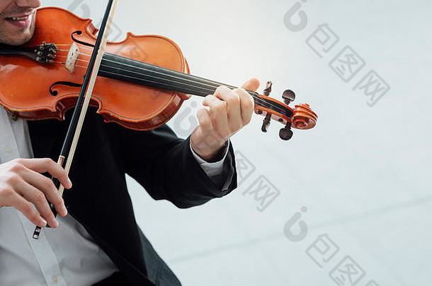 天才小提琴手和古典音乐演奏家的独奏表演，右侧空白处