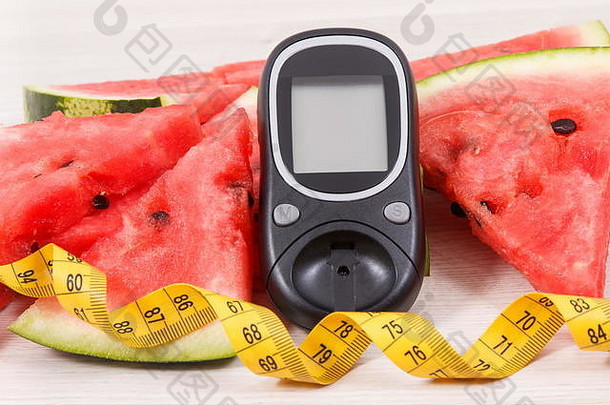 血糖计用于检查血糖水平、多汁西瓜<strong>的</strong>比例和厘米、<strong>糖尿病的</strong>概念、健康<strong>的</strong>营养和运动<strong>的</strong>生活方式