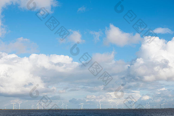 荷兰弗勒沃兰岛的许多风力涡轮机都在水后