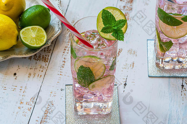 粉红玫瑰柠檬水配莱姆和新鲜薄荷。清爽夏日不含酒精饮料。
