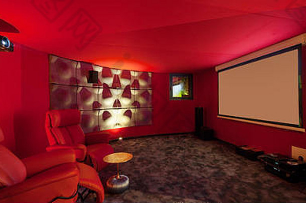私人住宅中的电影室，红墙