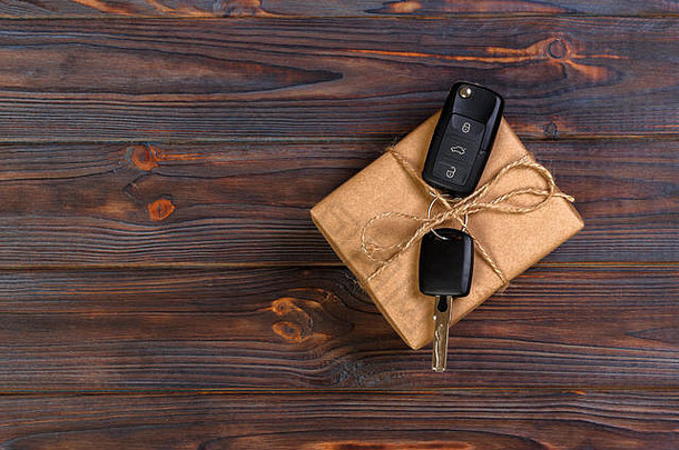 木桌上礼物盒里的黑色<strong>汽车</strong>钥匙。