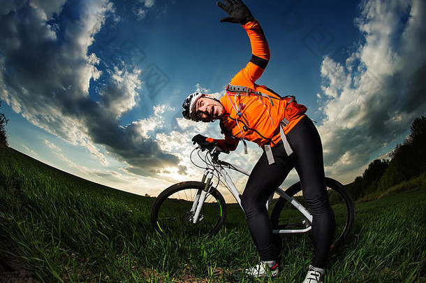 日落时骑自行车的男子