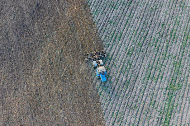 耕地拖拉机的俯视图。用圆盘翻土。收获后的土壤耕作。