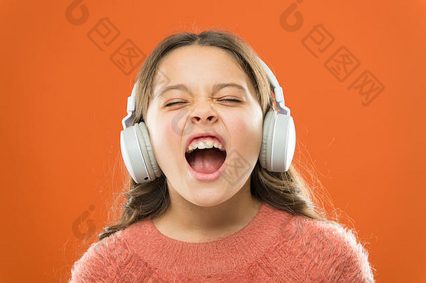 为了更好的<strong>声乐</strong>表演。可爱的小孩在唱歌。小女孩在听音乐，唱<strong>声乐</strong>。天才歌手或歌手用无线耳机训练她的嗓音。