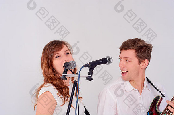 在白色背景下唱歌的男人和女孩