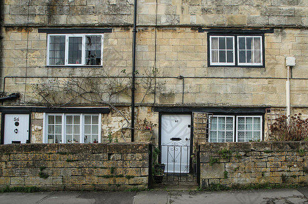雅芳布拉德福德一座英国住宅的传统正面图片。