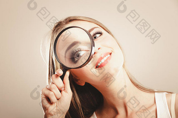 调查探索教育概念特写镜头女人脸女孩持有<strong>眼睛</strong>放大玻璃放大镜