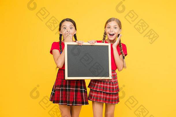 啦啦队课。学校时间表。学校女生可爱的学生红色制服拿着黑板复印空间。学校公告概念。同学们的倡议团队。加入学校俱乐部。学生社区。