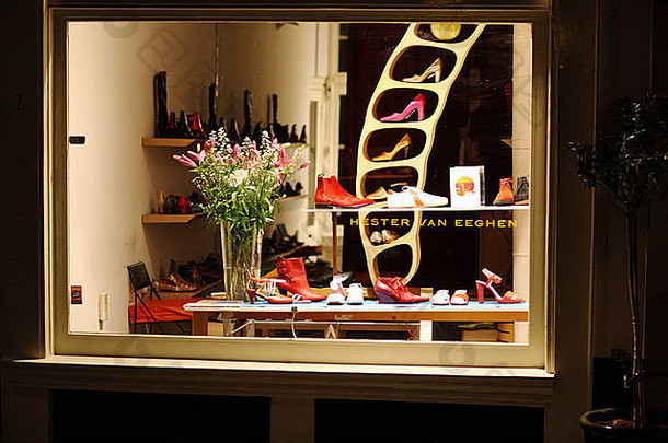 时尚鞋店，在阿姆斯特丹的小街上。
