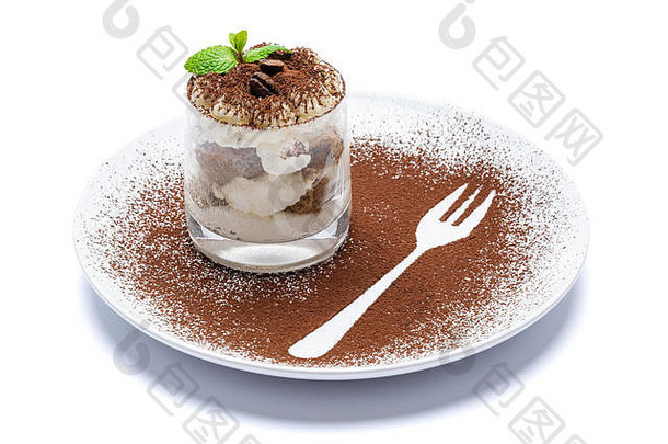 经典的提拉米苏甜点装在盘子上的玻璃杯中，叉子轮廓与白色的剪裁路径隔离
