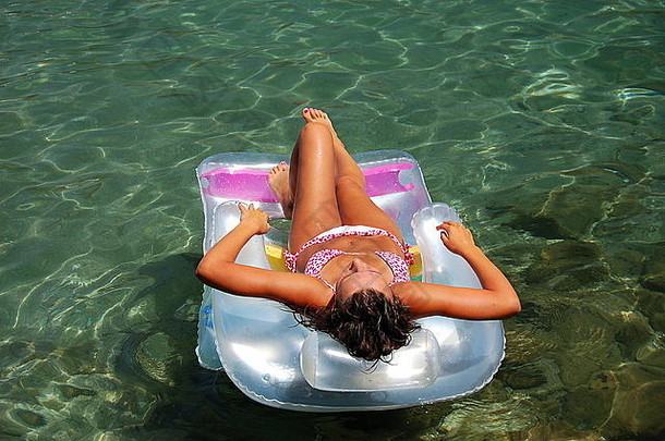 在黑山亚得里亚海<strong>水</strong>域进行日光浴的年轻女孩