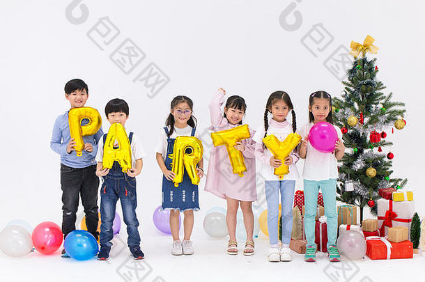 亚洲儿童团体的圣诞新年派对在白色工作室里被孤立。