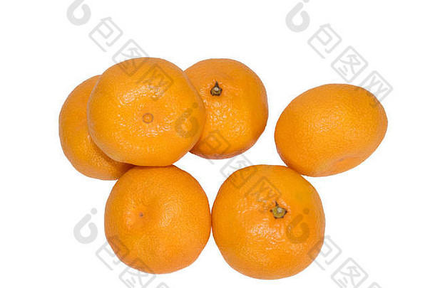 在白色背景上分离出一束成熟的橘子
