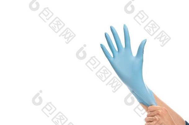 戴着蓝色手套以保护自己免受白色背景影响的女孩